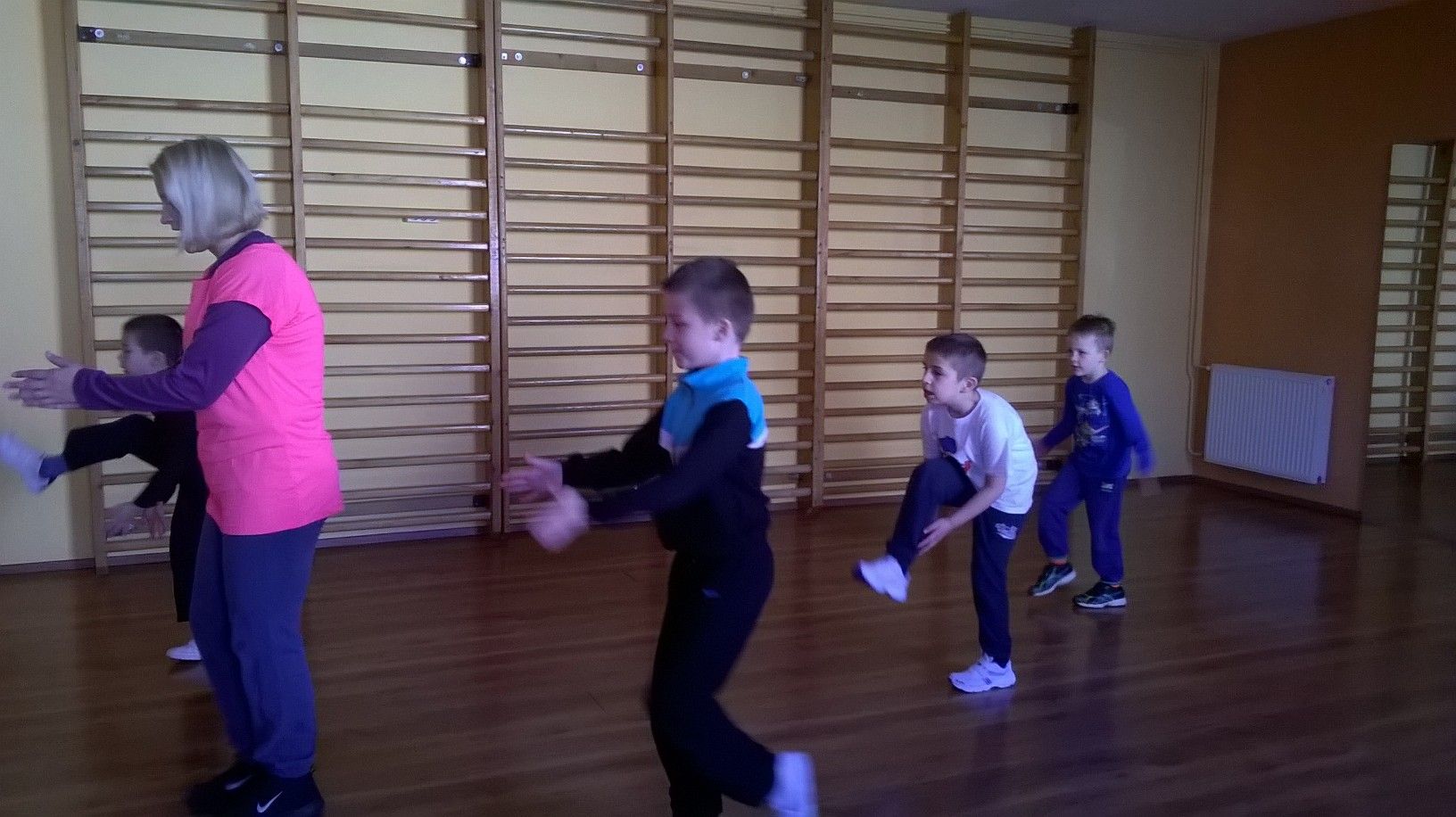 Tammy vezeti a sorban haladó fiúk gyakorlatát a bordásfal előtt